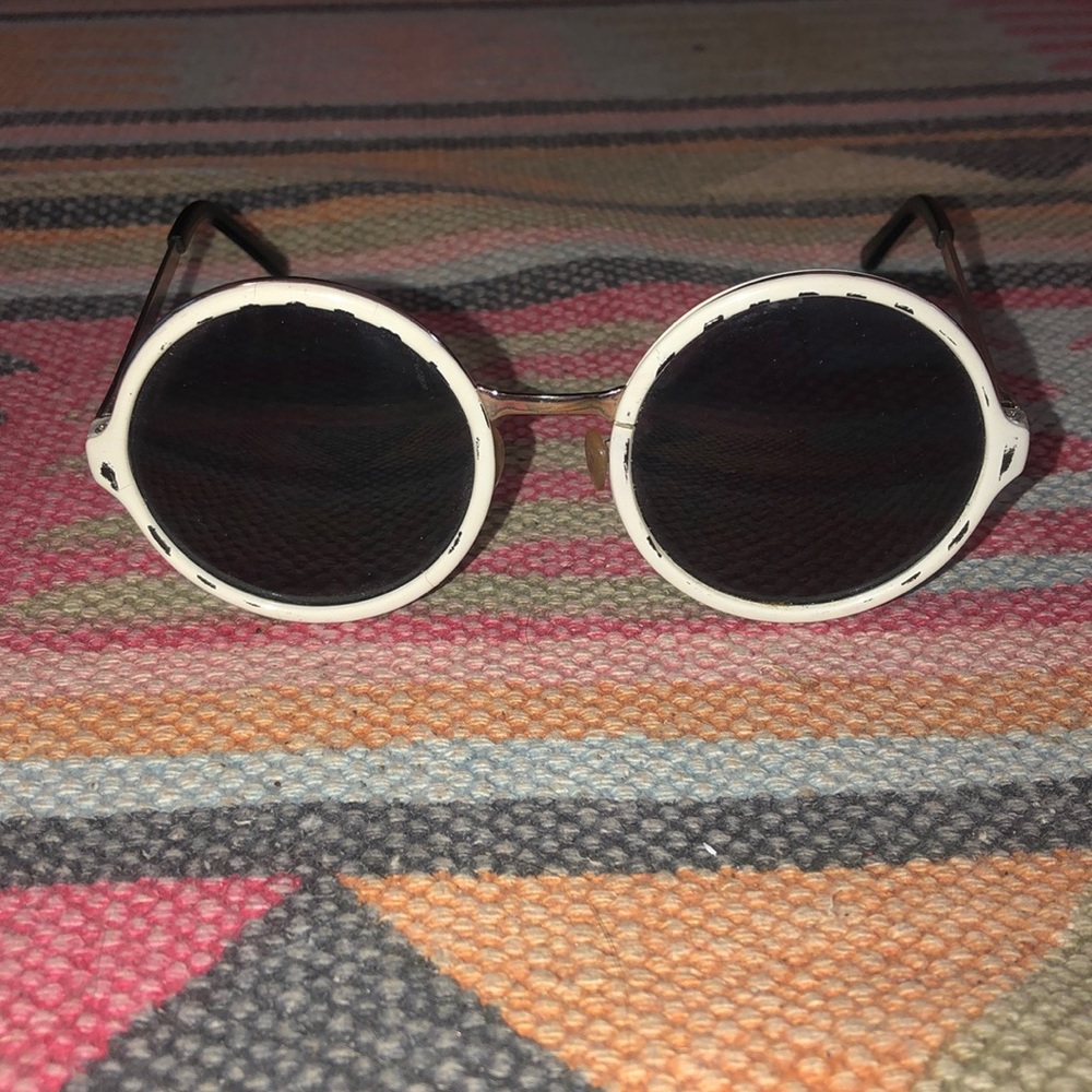 Round white fashion sunglasses